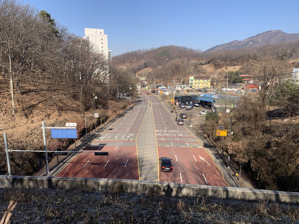 10일 낮 12시25분께 장고갯길 도로 위에 설치된 어등산 지류 생태통로인 이 길은 어등산의 많은 산 능선 중 한 곳으로 산책 등산로와 체육시설, 그리고 팔각정 같은 휴식 공간으로 잘 연계해 조성돼 있다. (사진=오기춘 기자)