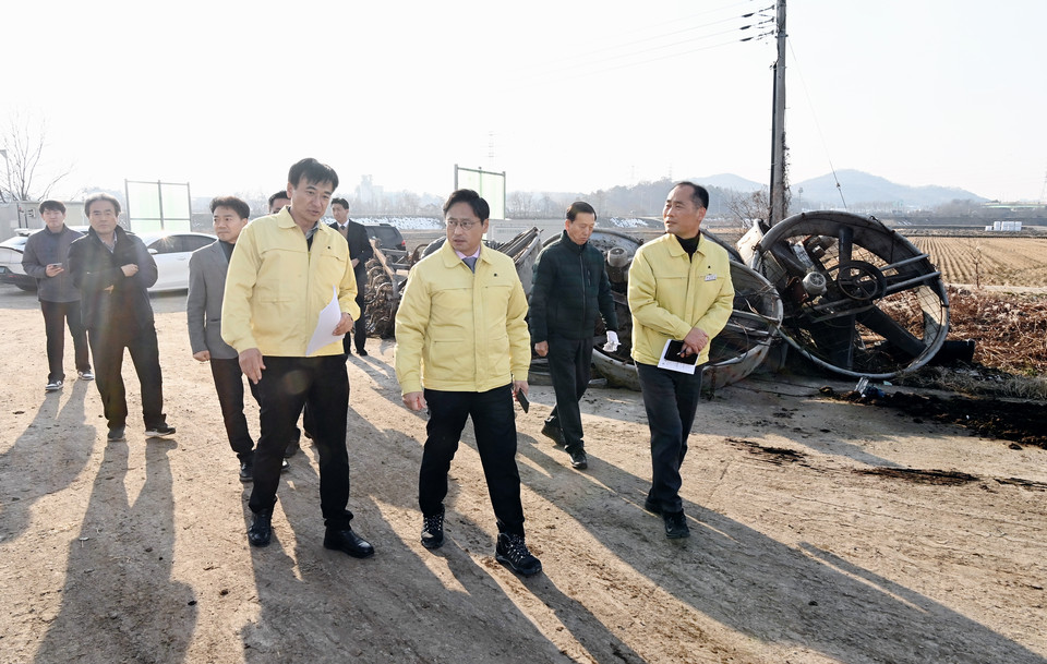 오후석 경기도 행정2부지사가 11일 폭설로 큰 피해를 입은 평택시 축산농가를 찾아 복구 진행상황을 점검했다. (사진제공=경기도)