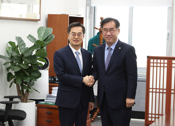 11일 오전 국회 본관 국토교통위원장실에서 김동연 경기도지사가 맹성규 국토교통위원장과 기념사진을 촬영하고 있다.