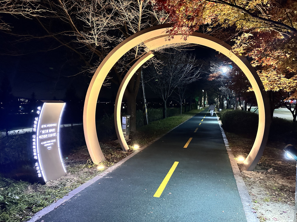 경기도가 여주시 남한강길과 평택시 평택항만길에서 진행된 ‘빛으로 행복한 야간경관 조성 사업’을 완료했다. 사진은 여주시 빛 게이트. (사진제공=경기도)