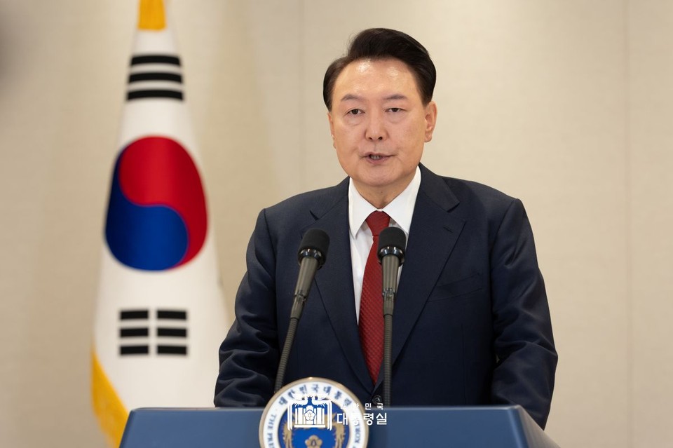 윤석열 대통령이 12일 비상계엄과 관련된 사태에 대한 자신의 입장이 담긴 담화를 발표하고 있다. (사진제공=대통령실)
