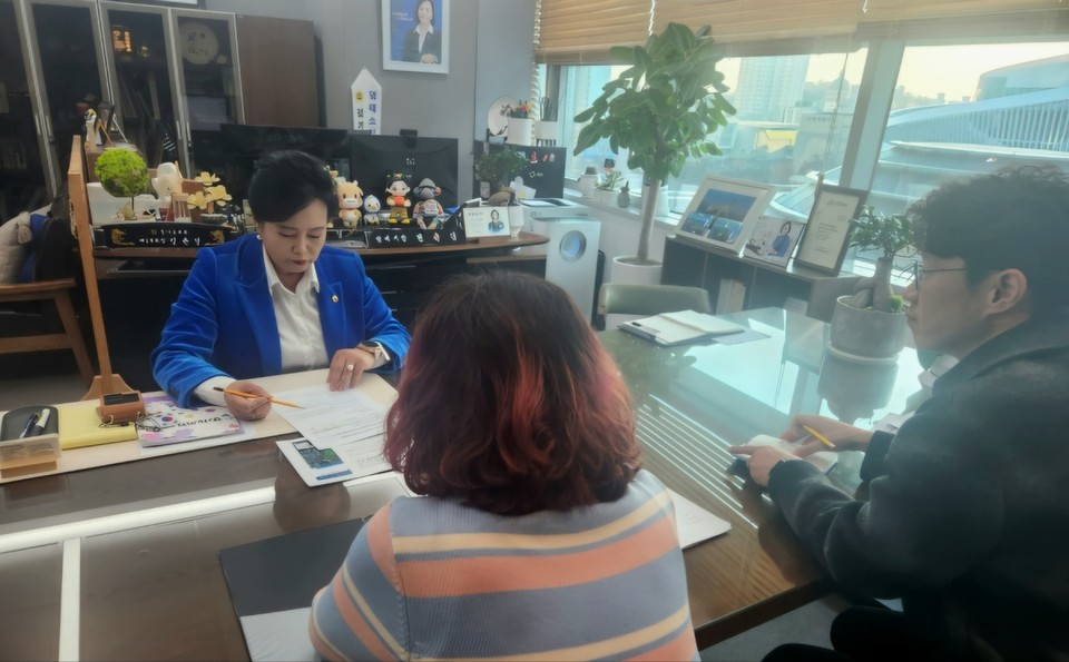 경기도의회 정윤경 부의장이 지난 11일 도의회 부의장실에서 도청 관계 공무원으로부터 수리산도립공원 공원계획 변경 주요 내용에 대한 업무보고를 받았다. (사진제공=경기도의회)