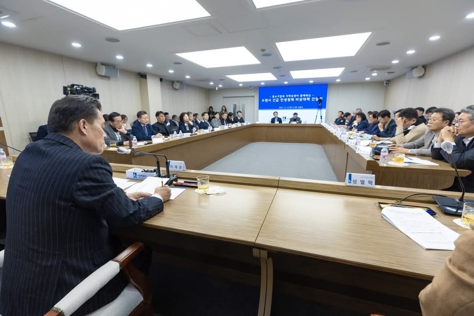 이재준 수원시장이 대통령의 비상계엄 사태로 민생경제가 위기에 있다며 내년부터 ‘수원페이 인센티브와 충전한도를 대폭 확대한다고 밝혔다. 12일 오후 열린 민생경제 위기 극복을 위한 긴급 간담회 모습. (사진=이재준 수원시장 페이스북)