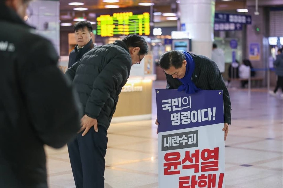 수원역에서 1인시위 중 시민과 인사하는 이재준 수원시장. (사진=이재준 수원시장 페이스북)