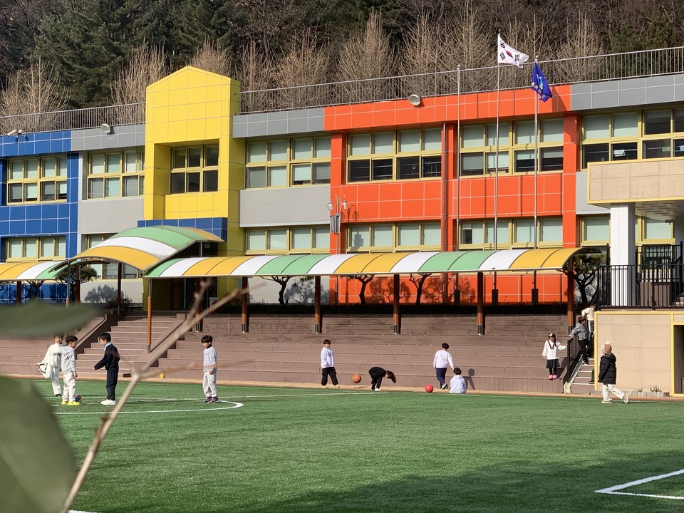 13일 낮 12시40분께 동두천시 탑동동에 소재한 탑동초등학교 어린이들이 체육시간을 맞아 인조 잔디가 깔려 있는 운동장에서 공을 차며, 즐거운 시간을 보내고 있어 미소 짓게 만들고 있다. (사진=오기춘 기자)
