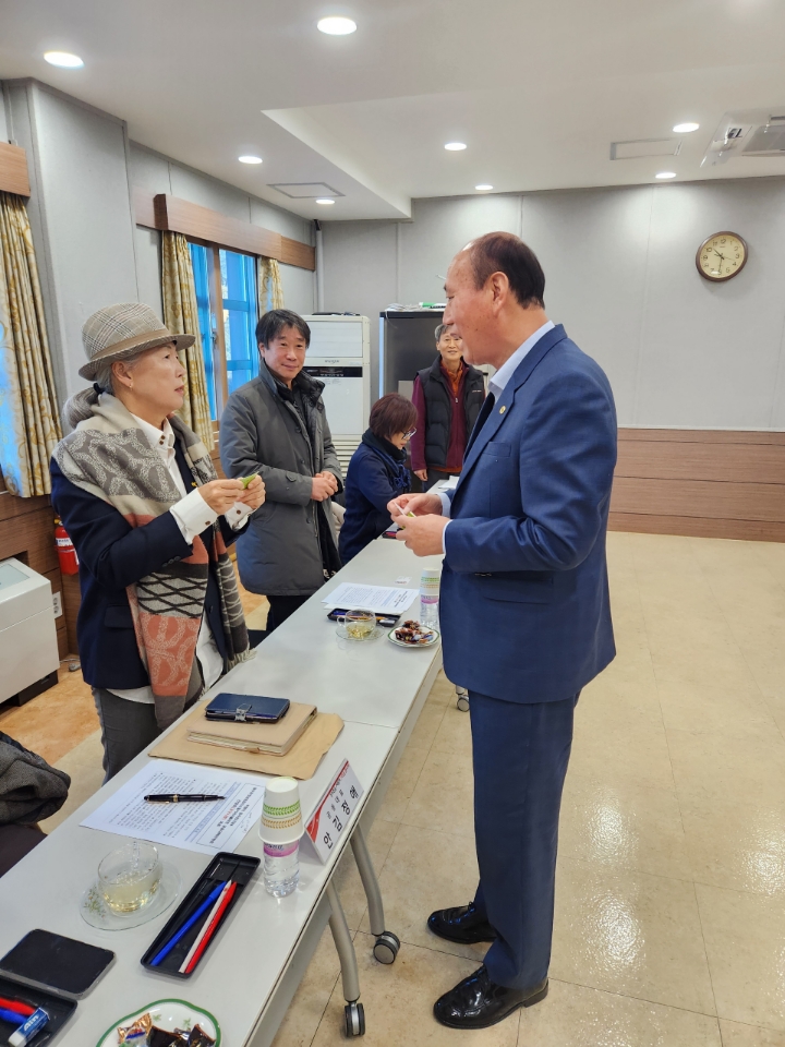 박형덕 동두천시장이 소요산 관광지 내 구 성병관리소 건물 철거와 관련, 철거에 반대 입장을 보이고 있는 ‘철거 저지 단체’와 간담회를 가졌다. (사진제공=동두천시)