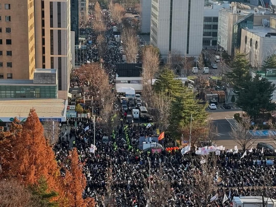 국회가 14일 오후 4시 본회의를 열고 윤석열 대통령에 대한 2차 탄핵소추안을 상정하고 곧  무기명 비밀투표를 실시한다. 지난 7일 열린 1차 탄핵소추안 폐기에 따른 두 번째 투표다. 사진은 서울 여의도 국회의원 사무실에서 보이는 풍경. (사진=김병주 국회의원 페이스북)