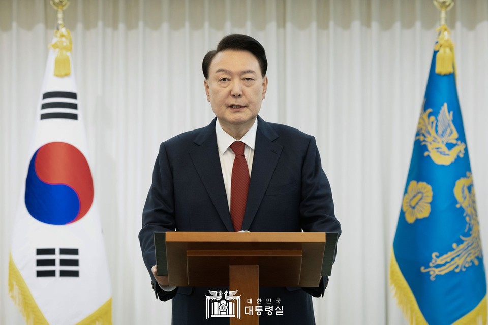 윤석열 대통령이 14일 오후 대국민 담화를 내놨다. 비상계엄과 관련한 담화는 총 4차례로 이번엔 국회에서 탄액소추안이 가결된 후 나온 ‘국민께 드리는 말씀’ 담화다. (사진제공=대통령실)