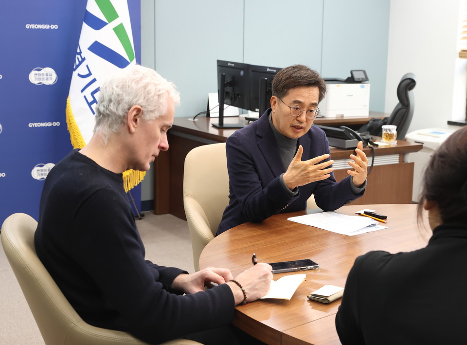 경기도가 14일 오후 서울 여의도 중앙협력본부 사무실에서 진행된 프랑스 르몽드지와의  긴급인터뷰 내용을 공개했다. (사진제공=경기도)