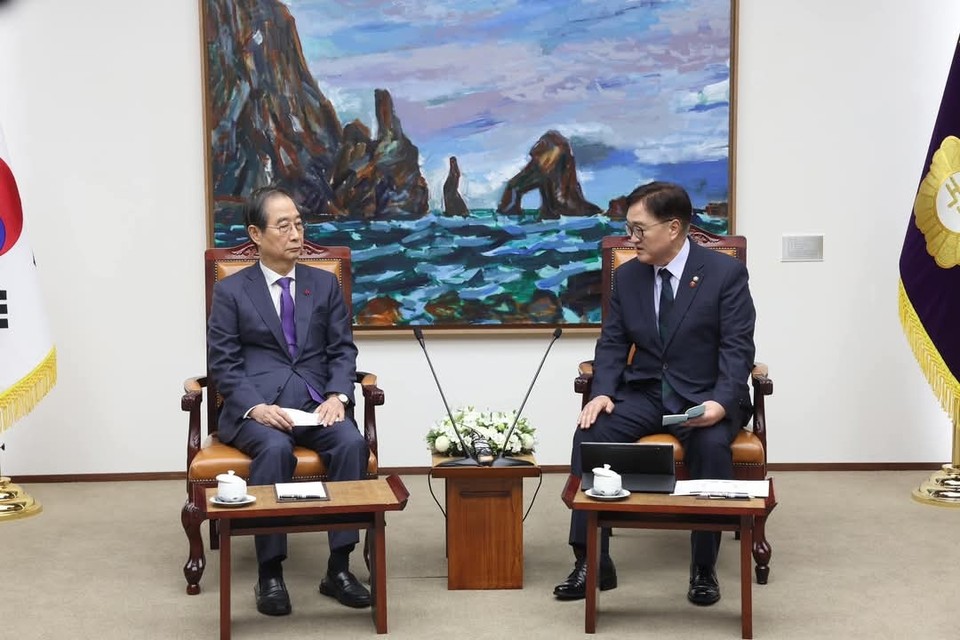 우원식 국회의장은 오늘(15일) 국회를 방문한 한덕수 대통령 권한대행(국무총리)을 접견한 자리에서 "대통령 탄핵소추로 인한 국가적 위기 상황에 국회와 정부의 긴밀한 협력을 촉구하며, ‘국회-정부 국정협의체’의 신속한 구성과 가동을 제안했다. (사진=우원식 국회의장 페이스북)