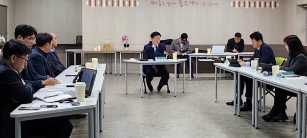 광명시는 16일 평생학습원에서 박승원 광명시장을 비롯한 관련 부서장과 전문가 등 11명이 참석한 가운데 ‘광명시 탄소중립 기여 및 실천기업 지원방안 수립 연구용역’ 최종보고회를 개최했다. (사진제공=광명시)