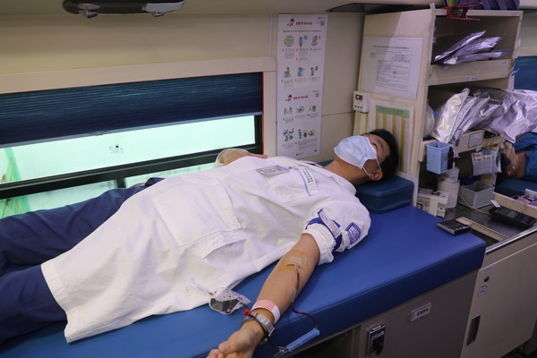 가톨릭대학교 의정부성모병원이 지난 13일 혈액 수급난 극복에 동참하고 생명 나눔의 가치를 실천하기 위해 교직원들을 대상으로 사랑의 헌혈운동을 성공적으로 마무리했다. (사진제공=의정부성모병원)