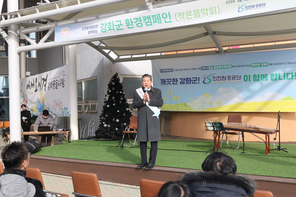 최계운 이사장이 강화 풍물시장에서 퓨전국악 공연전 주민들에게 인사말을 하고 있다.  (사진제공=)