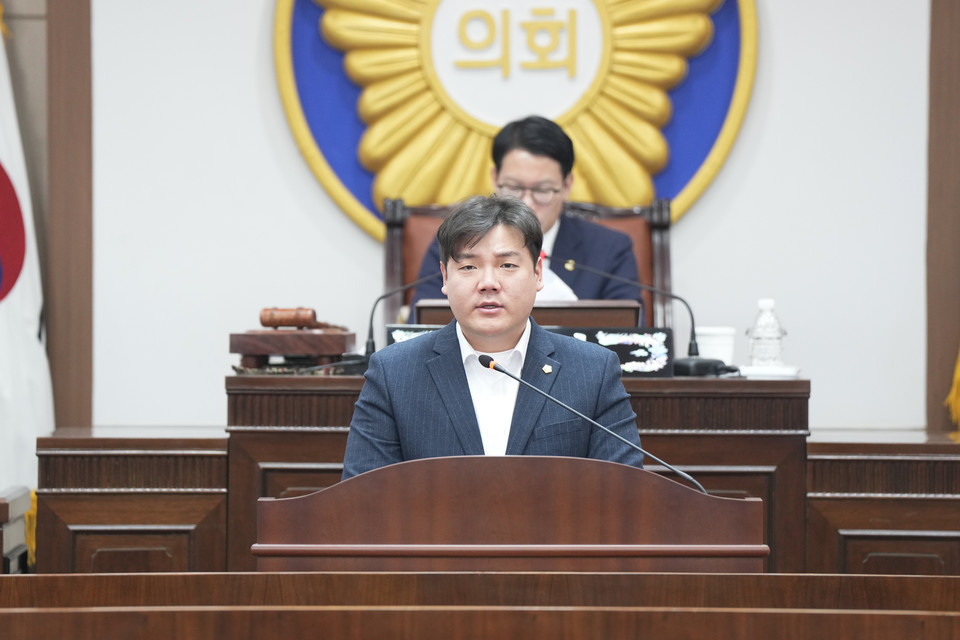 포천시의회가 16일 제183회 정례회 3차 본회의를 끝으로 15일간의 의사일정을 마무리한 가운데 폐회를 선언했다. 사진은 김현규 예결위원장. (사진제공=포천시의회)