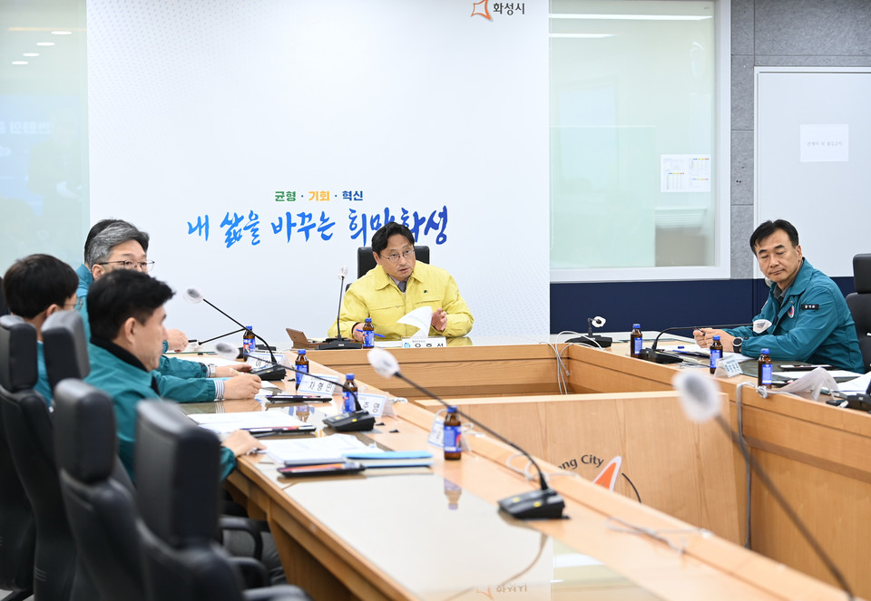 오후석 경기도 행정2부지사가 16일 화성시 재난상황실을 방문해 화성지역 축산농가 등의 대설 피해 현황과 복구 진행상황을 점검했다. (사진제공=경기도)