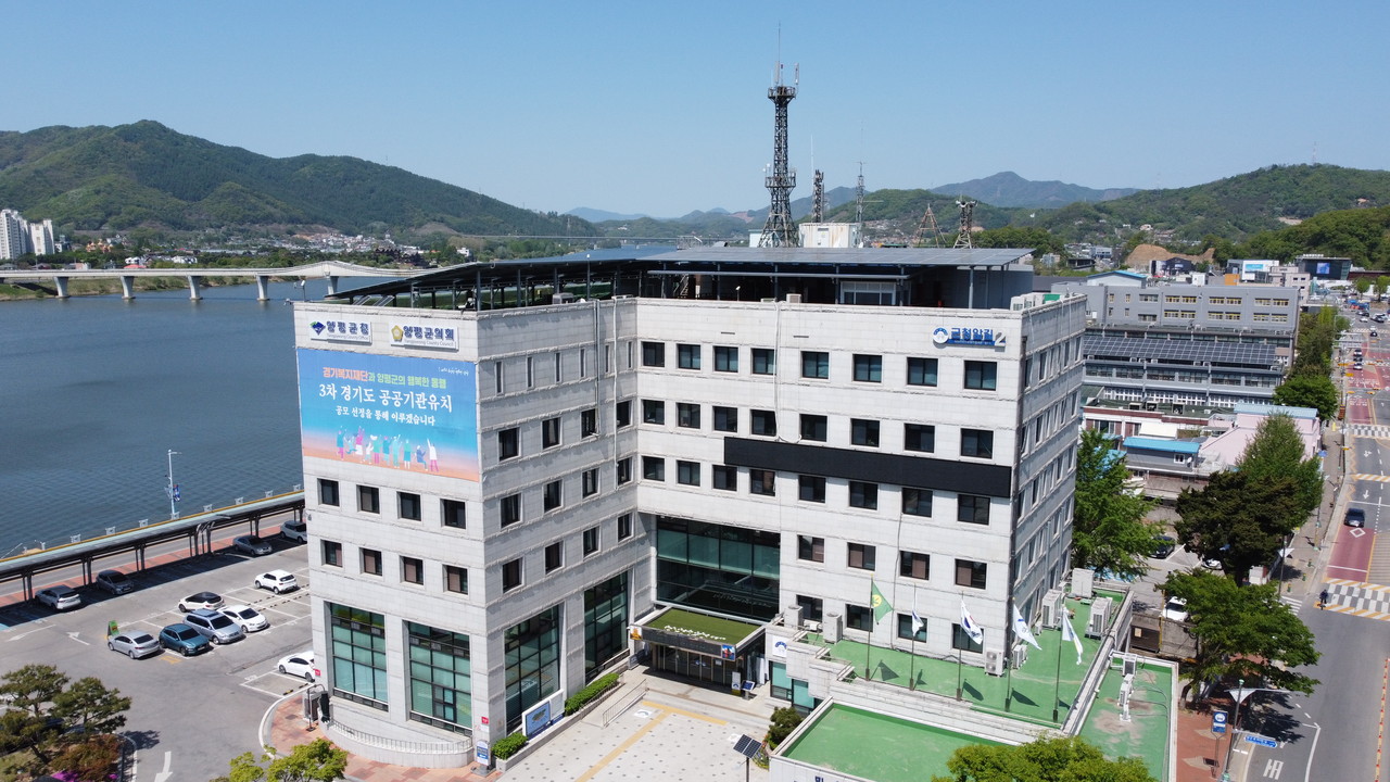 양평군과 군의회가 양평공사의 시설관리공단 전환 문제를 놓고 7개월째 힘겨루기를 하고 있다. 사진은 양평군청 전경. (중앙신문DB)