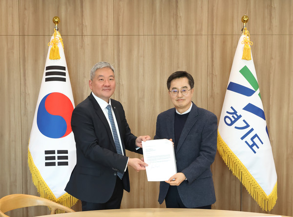 지난 9일 오후 김동연 경기도지사가 집무실에서 이주옥 WEF 아.태 사무국장과 면담하고 WEF(세계경제포럼) 회장 서한문을 전달 받고있다.