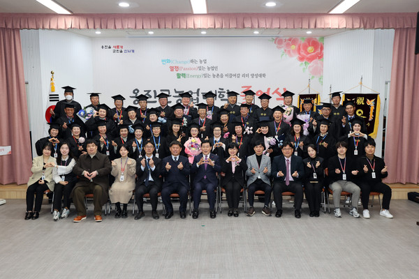 인천 옹진군이 17일 졸업생, 내빈, 가족 친지 등 90여명이 참석한 가운데 옹진군 농업기술센터 대강당에서 옹진군농업대학 제9기 졸업식을 개최했다. (사진제공=옹진군)