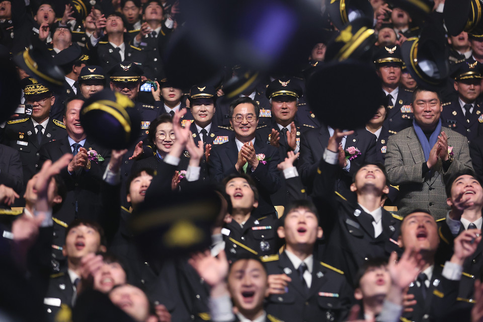 17일 오전 경기아트센터 대극장에서 열린 2024년 신임 소방공무원 임용식에 서 김동연 경기도지사, 주요내빈 및 신임 소방공무원 등이 기념촬영을 하고 있다. (사진제공=경기도)