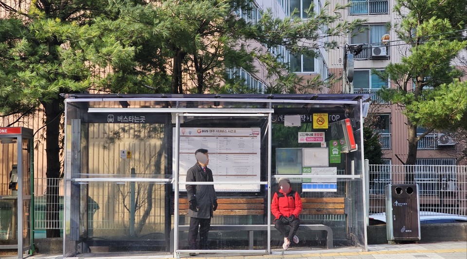 17일 오후 2시10분께 여주시 현암동의 한 버스정류소가 두꺼운 투명비닐(방풍막)로 만든 한파대피소로 변해 있다. 한파대피소 안에는 범죄에 대비해 CCTV가 설치돼 있고, 버스 도착 시간 정보를 알리는 전광판, 조명과 따뜻한 의자들이 준비돼 있다. (사진=김광섭 기자)