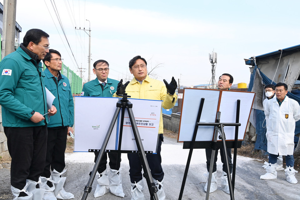 오후석 경기도 행정2부지사가 17일 양주 아프리카돼지열병 발생 농가 통제초소를 방문해 방역 현장을 긴급 점검했다. (사진제공=경기도)