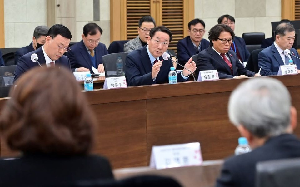연말 얼어붙은 인천지역 상권을 살리기 위해 나선 유정복 인천시장이 동분서주하고 있다. 사진은 17일 인천상공회의소와 소상공인연합회 등 25개 경제인 단체와 인천신용보증재단을 비롯한 유관기관, 그리고 시 관련 부서와 함께 열린 긴급 대책회의에서 발언하는 모습. (사진=유정복 인천시장 페이스북)