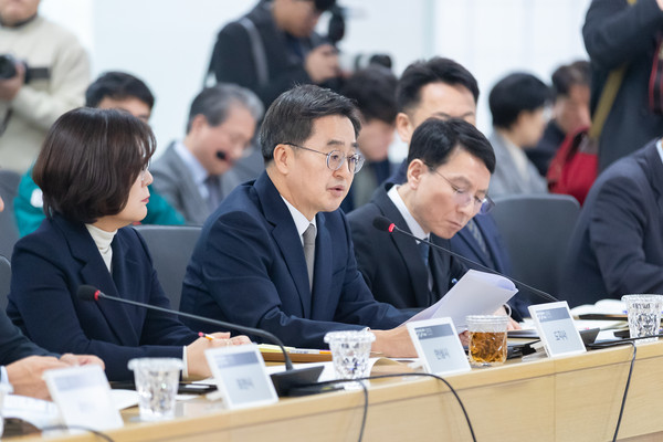 17일 김동연 경기도지사가 경기도청4층 율곡홀에서 31개 시군 시장군수들과 긴급 민생안정 대책회의를 열고 인사말을 하고있다. (사진=경기도)