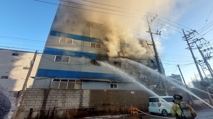 18일 오전 8시6분께 안산시 단원구 원시동 반월산업단지 내 화학물질 제품 제조 공장에서 불이 나 3명이 부상을 입었다. (사진제공=경기도소방재난본부)