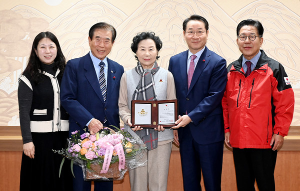 유정복 시장이 18일 시청 접견실에서 최근미 인천 185호 아너 소사이어티에게 인증패를 수여한 뒤 기념촬영을 하고 있다. (사진제공=인천시)