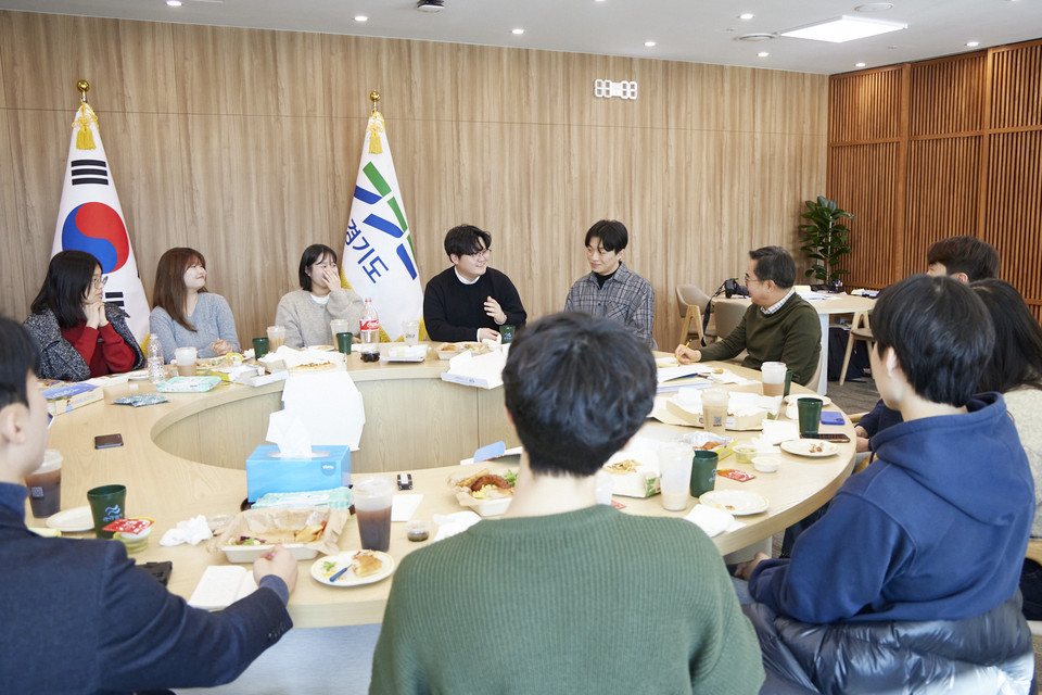 김동연 경기도지사가 18일 오전 경기도청 집무실에서 윤석열 대통령 퇴진촉구 시국선언에 참여한 아주대학생 9명과 함께 브라운백 미팅 후 기념촬영을 하고 있다. (사진제공=경기도)