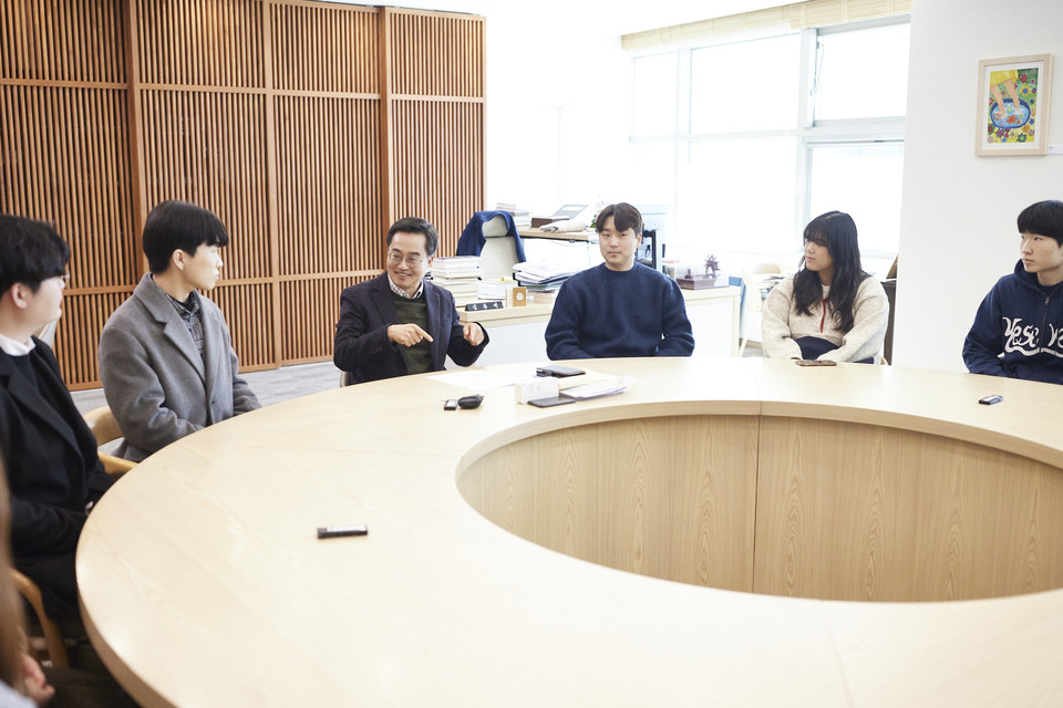 김동연 경기도지사가 18일 오전 경기도청 집무실에서 윤석열 대통령 퇴진촉구 시국선언에 참여한 아주대학생 9명과 함께 브라운백 미팅 후 기념촬영을 하고 있다. (사진제공=경기도)