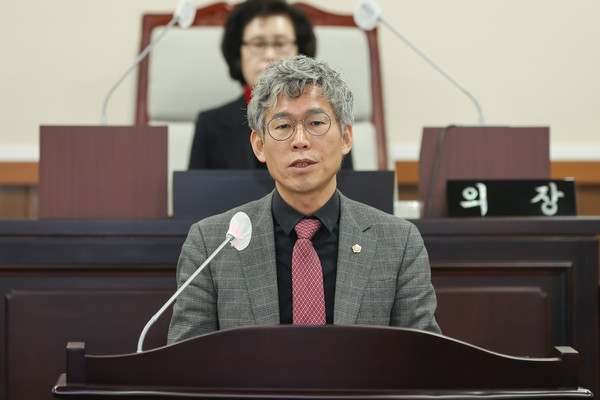 최훈 동구의회 의원이 19일 제281회 제2차 정례회 제5차 본회의에서 동구 행정 조직 내 부서 간 소통과 협력 부족 문제를 지적하며, 이를 해결하기 위한 제도적 개선 방안을 제시하는 의정자유발언을 했다. (사진제공=동구의회)