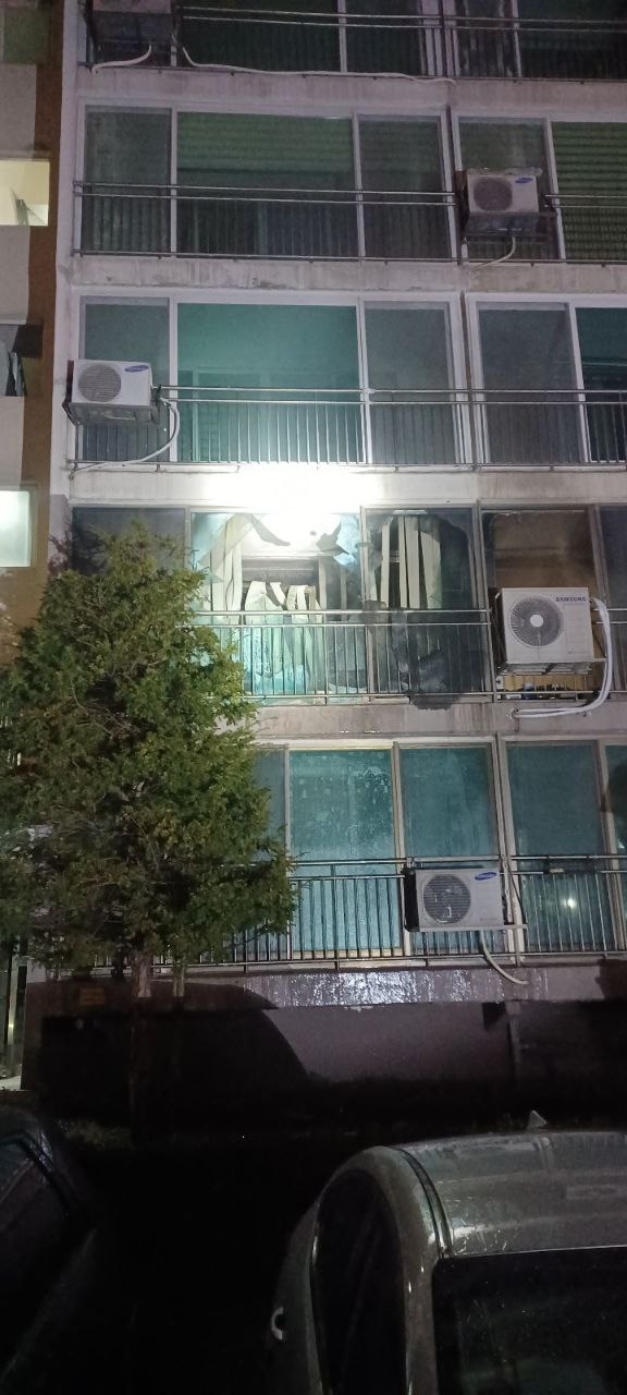 20일 오전 5시44분께 시흥시 정왕동의 한 10층짜리 아파트 2층 세대에서 불이 나 신고를 받고 출동한 소방당국에 의해 신고 약 16분 만인 오전 6시께 모두 진화됐다. 이 과정에서 화재 세대 현관 안에서 60대 여성이 숨진채 발견됐다. (사진제공=경기도소방재난본부)