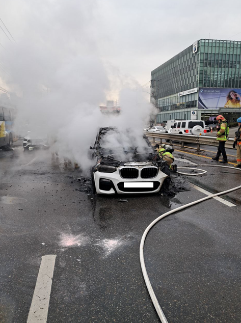 20일 오전 9시38분께 성남시 분당구 궁내도의 한 도로에서 신호대기 중이던  BMW X3차량에 불이 나 차량 일부를 태우고 신고를 받고 출동한 소방당국에 의해 약 18분 만인 오전 9시56분께 모두 진화됐다. (사진제공=경기도소방재난본부)
