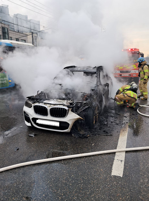 20일 오전 9시38분께 성남시 분당구 궁내도의 한 도로에서 신호대기 중이던  BMW X3차량에 불이 나 차량 일부를 태우고 신고를 받고 출동한 소방당국에 의해 약 18분 만인 오전 9시56분께 모두 진화됐다. (사진제공=경기도소방재난본부)