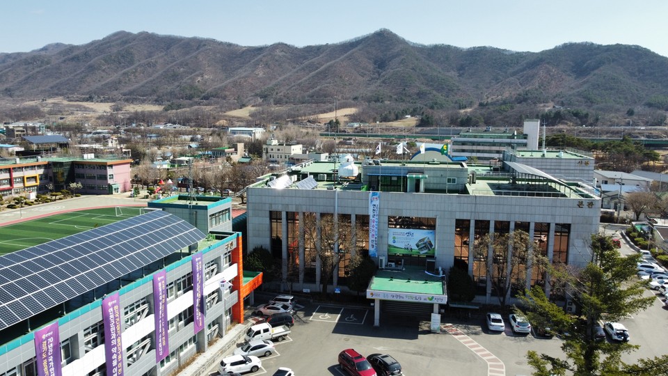 연천군이 공무직 근로자의 육아환경을 개선하기 위해 17일 공무직근로자 관리규정을 개정 및 발령했다. 사진은 연천군청 전경. (사진=중앙신문 DB)
