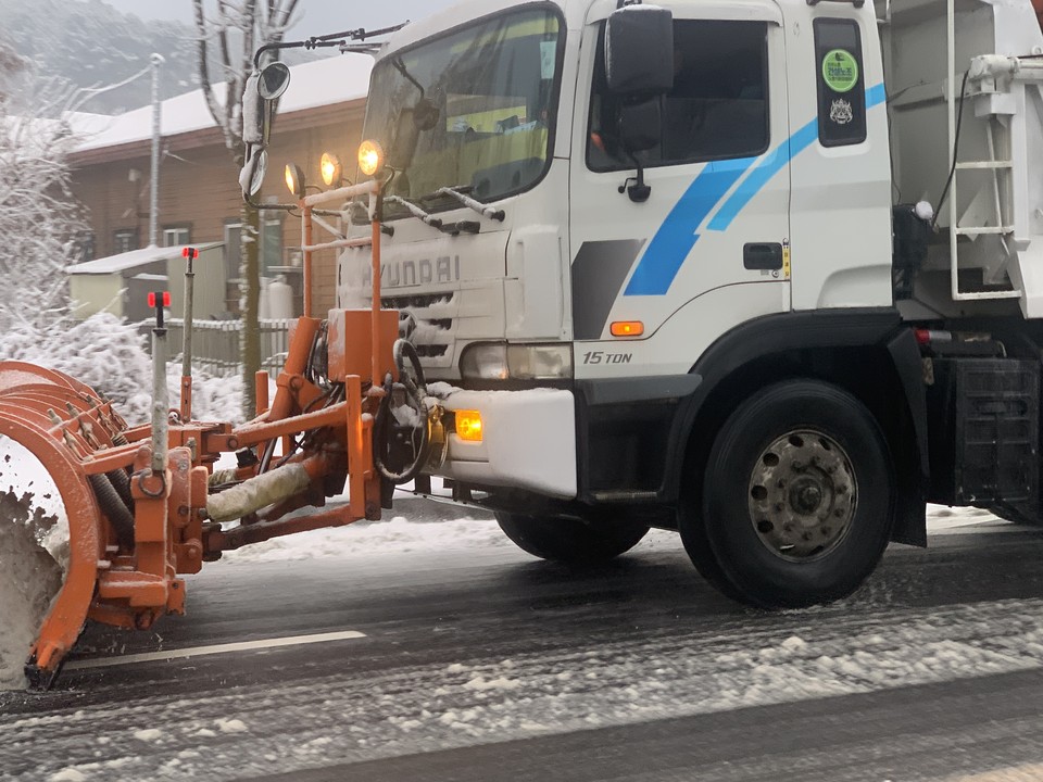 21일 오전 8시17분께 동두천시 탑동동 간선 도로변에 대형 제설 차량이 바삐 움직이며 새벽에 내린 눈들을 치우고 있다. (사진=오기춘 기자)