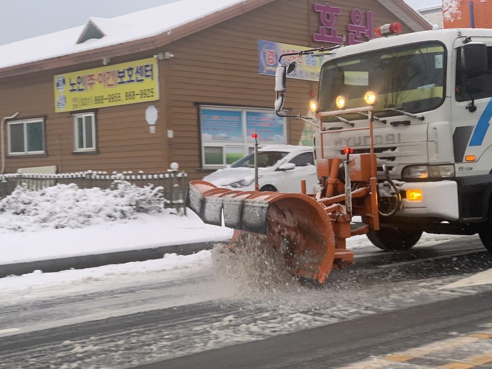 21일 오전 8시17분께 동두천시 탑동동 간선 도로변에 대형 제설 차량이 바삐 움직이며 새벽에 내린 눈들을 치우고 있다. (사진=오기춘 기자)