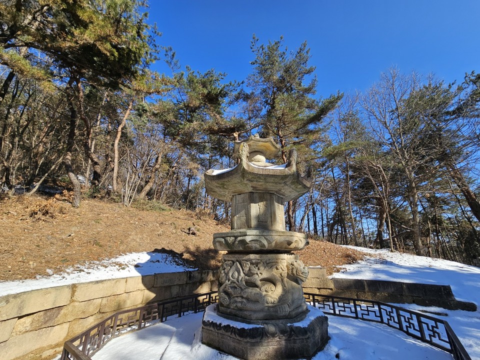22일 오전 11시49분께 찾은 우리나라 국보 4호인 여주 북내면 고달사지 승탑이 며칠 전 내린 눈 속에 둘러싸여 있다. (사진=김광섭 기자)