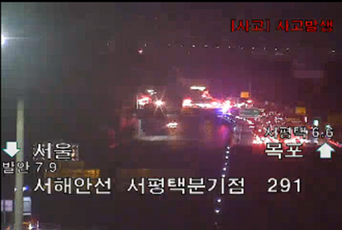 23일 오후 9시56분께 평택시 포승읍 서해안고속도로 목포방향 288.7㎞지점을 달리던 25톤 규모의 유조차에서 불이 나 진화 중이다. (사진=한국도로공사)