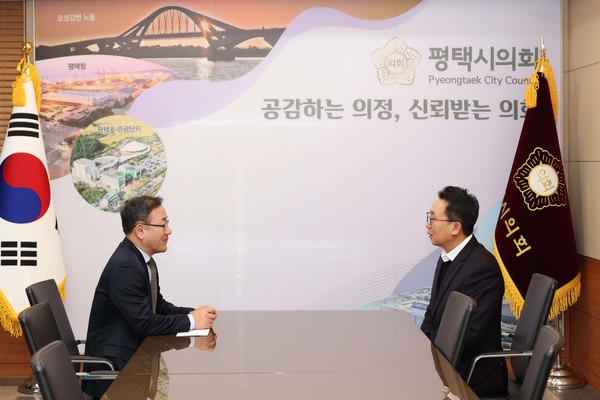 강정구 평택시의회 의장이 24일 의장실에서 이상용 한국서부발전 평택발전본부장을 접견해 안정적인 전력 공급과 친환경적 발전 방안 등을 논의했다. (사진제공=평택시의회)