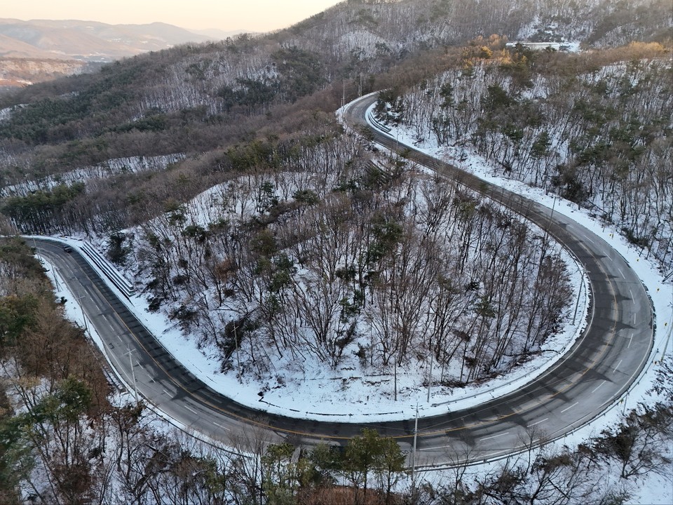 성탄절인 25일 수요일 수도권(서울·경기·인천) 지역은 아침엔 춥겠고, 대체로 흐린 날씨를 보이겠다. 오후 6시부터 내일 새벽 사이 곳곳에 0.1㎜ 미만의 빗방울이나 0.1㎝ 미만의 눈 날림이 있겠다. 수도권지역에 내려진 기상특보는 없는 상태다. (사진=김광섭 기자)