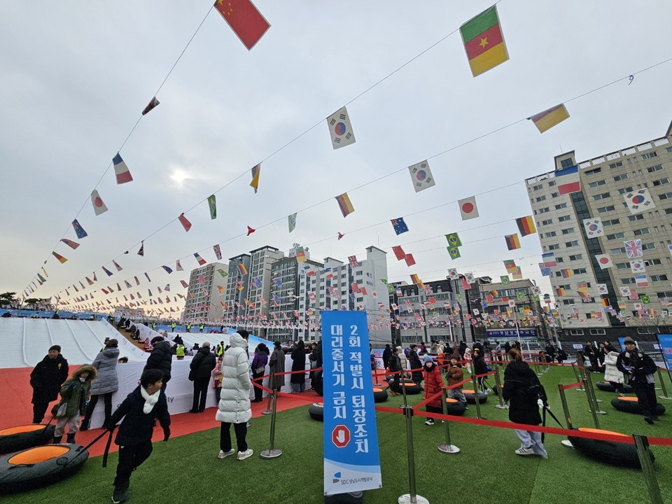 지난 21일 개장해 단돈 1000원으로 즐길 수 있는 성남종합운동장 썰매장 여기저기서 함박웃음 꽃이 피었다. (사진=김상현 기자)