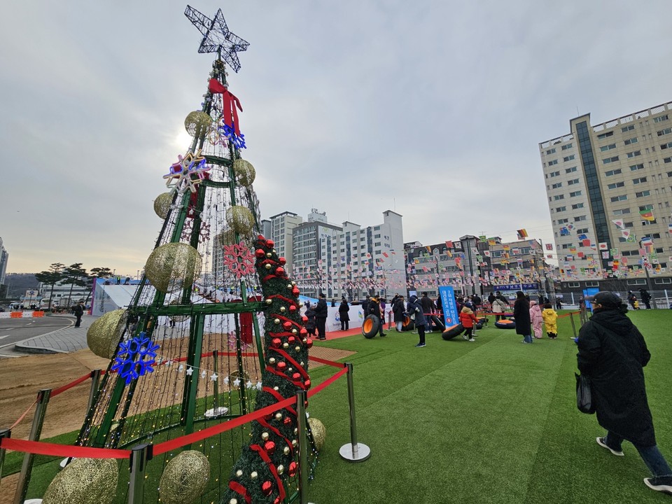 지난 21일 개장해 단돈 1000원으로 즐길 수 있는 성남종합운동장 썰매장 여기저기에 함박웃음 꽃이 피었다. (사진=김상현 기자)