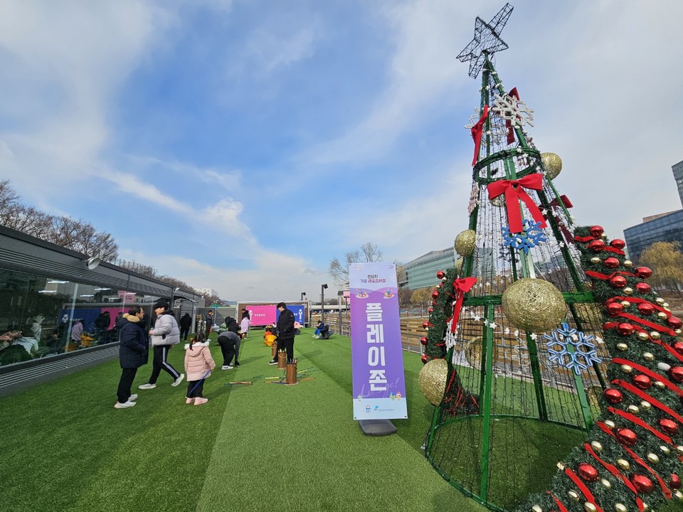 성남 탄천종합운동장 앞에 마련된 '야외 스케이트장'에 많은 시민들이 모이면서 연속 '매진사례'다. 성탄절인 25일 오후 1시10분께 이미 오후 5시까지 매진됐다. (사진=김상현 기자)