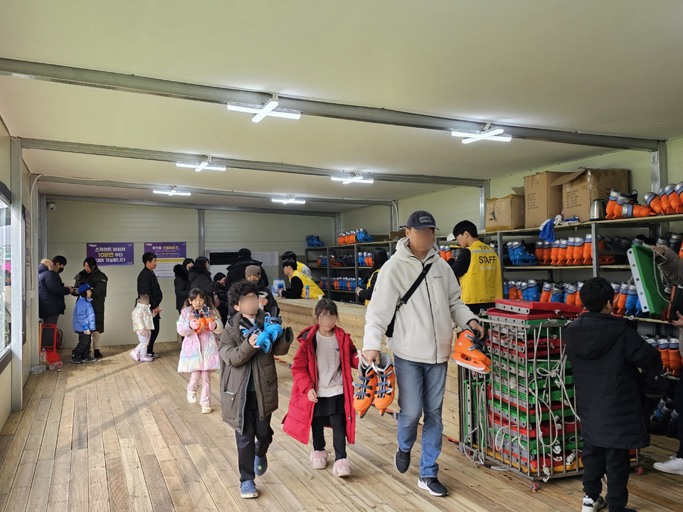 성남 탄천종합운동장 앞에 마련된 '야외 스케이트장'에 많은 시민들이 모이면서 연속 '매진사례'다. 성탄절인 25일 오후 1시10분께 이미 오후 5시까지 매진됐다. (사진=김상현 기자)