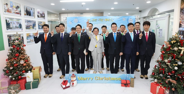 25일 수원시 장안구 신천지 수원교회에서 열린 ‘성탄 기념 예배’에 이만희 총회장과 12지파장이 기념촬영을 하고 있다. (사진제공=신천지예수교회)