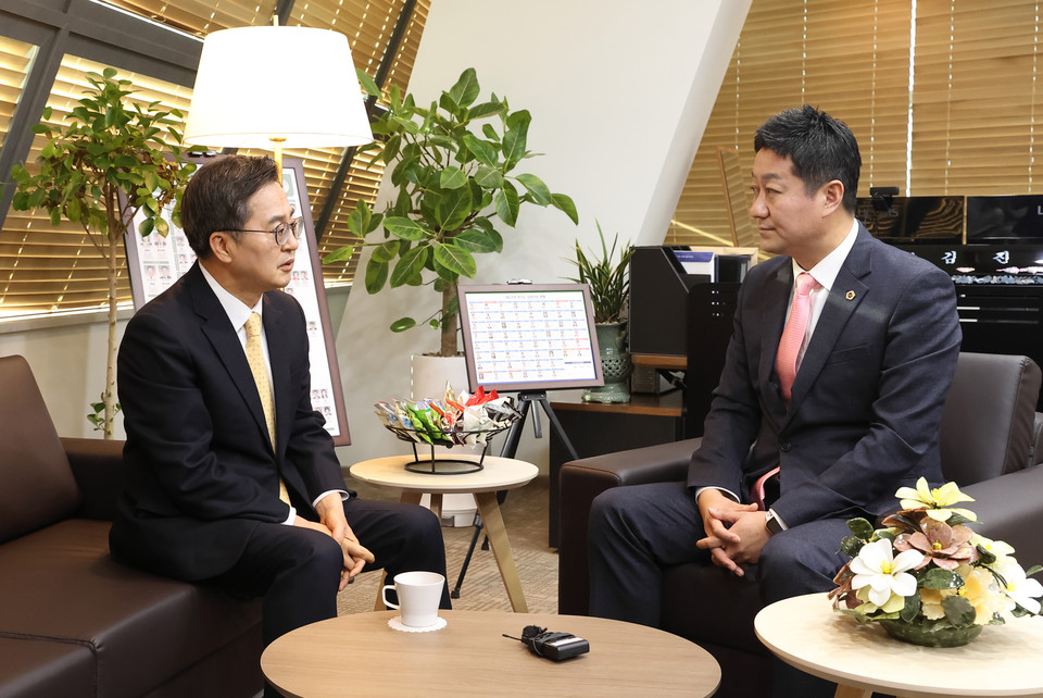 26일 김동연 경기도지사(왼쪽)가 김진경 도의회 의장을 만나 예산안 처리에 대한 면담을 하고 있다. (사진제공=경기도)