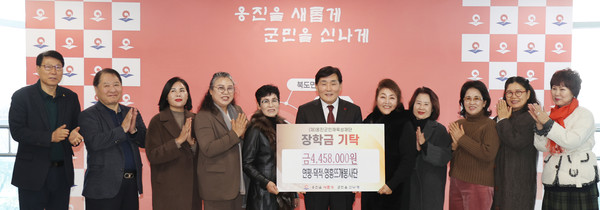 인천 연평·덕적·영흥뜨개봉사단이 26일 옹진군인재육성재단에 445만원의 장학금을 기탁했다. (사진제공=옹진군)