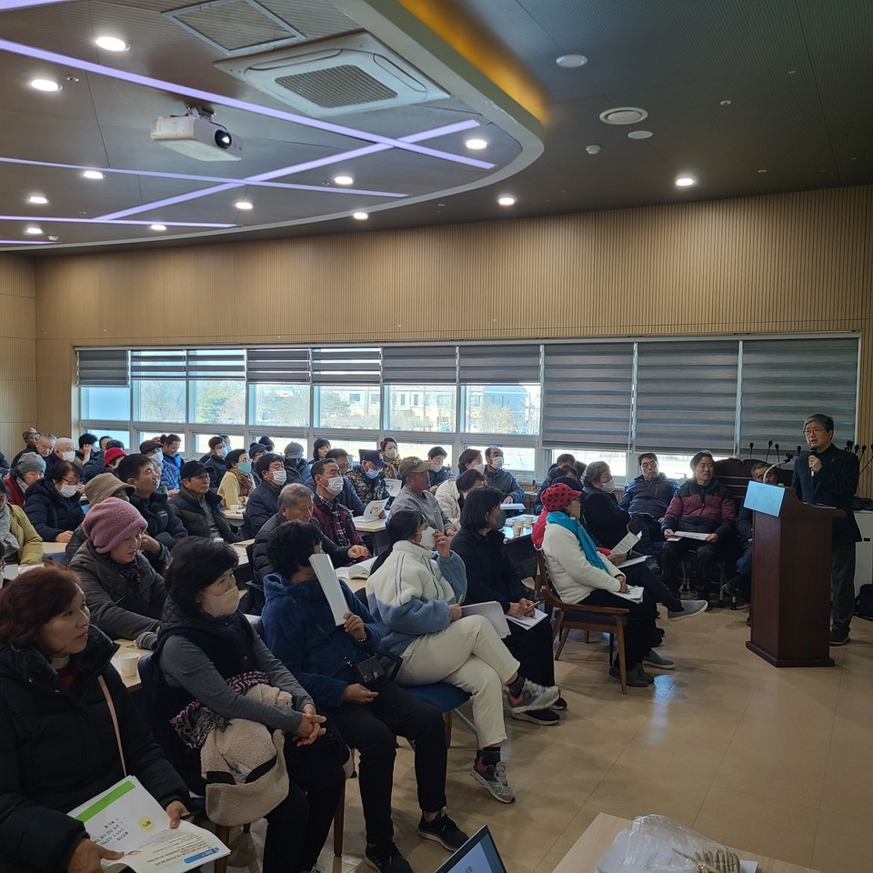 올 1월부터 매월 4번째 주 목요일에 (재)평택로컬푸드재단(센터장 상임이사 이종환)에서 진행해 온 생산·납품농가 교육이 26일 모두 마무리 됐다. 사진은 김완수 교수의 강의 모습. (사진제공=평택로컬푸드재단)